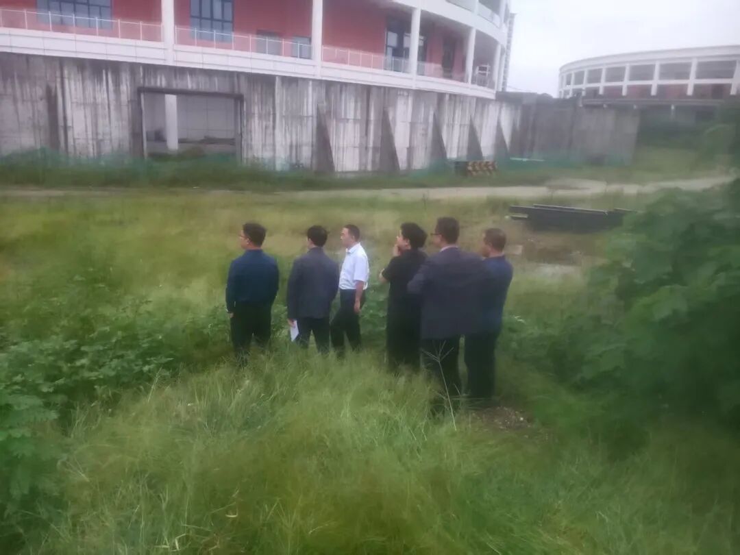 洋縣縣長(zhǎng)張軍、常務(wù)副縣長(zhǎng)霍波、發(fā)改局局長(zhǎng)王永仁、教體局局長(zhǎng)蒙剛等領(lǐng)導(dǎo)蒞臨洋縣全民健身中心項(xiàng)目視察調(diào)研室外土石方回填及掃尾工程