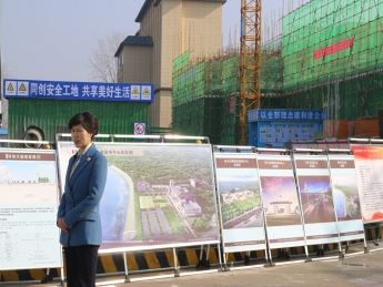 縣委副書記、縣長(zhǎng)王亞珍在一館一中心項(xiàng)目現(xiàn)場(chǎng)作視頻觀摩會(huì)講解