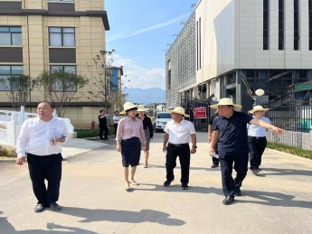 西鄉(xiāng)縣委副書記、縣長王亞珍現(xiàn)場檢查指導一館一中心項目建設